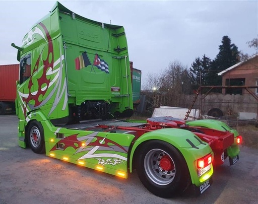 [2DFXFXGZV5LED] Seitenschweller-Verlängerung DAF XF/XG/XG+ mit  5 LED-Aussparungen
